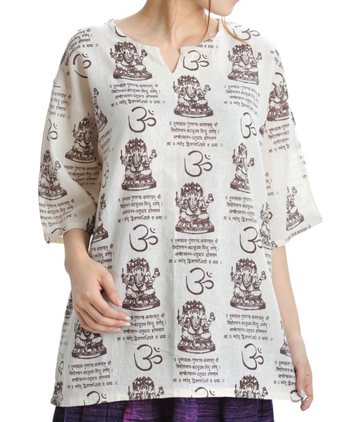 MARAI(マーライ)の「ガネーシャ5分袖キーネックプルオーバー(Tシャツ/カットソー・レディース・グレー/レッド/ブラウン/ブラック・FREE)」の3枚目の写真