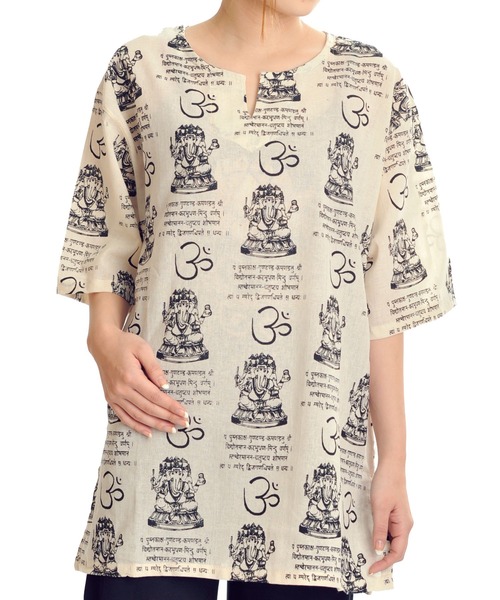 MARAI(マーライ)の「ガネーシャ5分袖キーネックプルオーバー(Tシャツ/カットソー・レディース・グレー/レッド/ブラウン/ブラック・FREE)」の1枚目の写真