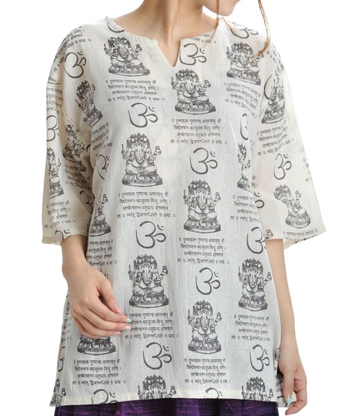 MARAI(マーライ)の「ガネーシャ5分袖キーネックプルオーバー(Tシャツ/カットソー・レディース・グレー/レッド/ブラウン/ブラック・FREE)」の2枚目の写真