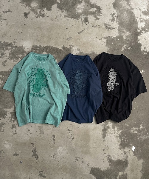 A'gem(エージェム)の「A'GEM/9 × .kom 『A'gem/エージェム』加工3連キョンシー刺繍半袖Tシャツ(Tシャツ/カットソー・メンズ・チャコールグレー/ターコイズブルー/ネイビー・FREE)」の4枚目の写真