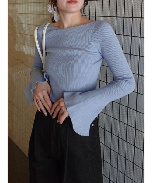 LAGUNAMOON（ラグナムーン）の「アシンメトリードレープフレアスリーブニット（ニット/セーター・レディース・アイボリー/ブラック/ブルー/ブラウン・FREE）」の4枚目の写真