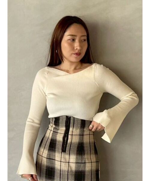 LAGUNAMOON（ラグナムーン）の「アシンメトリードレープフレアスリーブニット（ニット/セーター・レディース・アイボリー/ブラック/ブルー/ブラウン・FREE）」の17枚目の写真