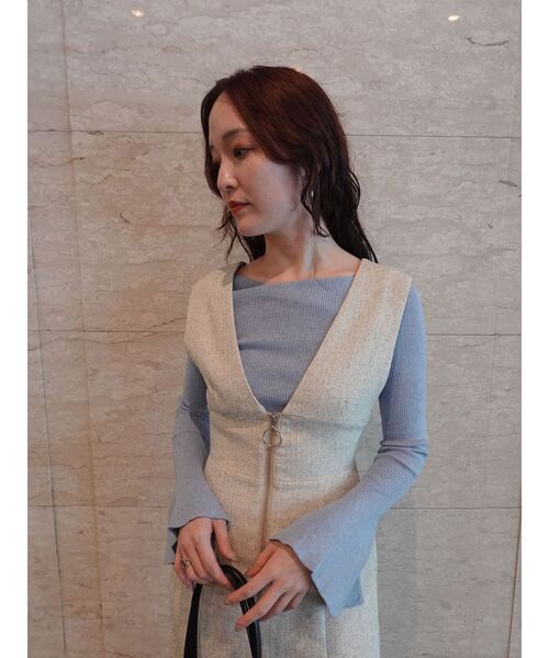 LAGUNAMOON（ラグナムーン）の「アシンメトリードレープフレアスリーブニット（ニット/セーター・レディース・アイボリー/ブラック/ブルー/ブラウン・FREE）」の5枚目の写真