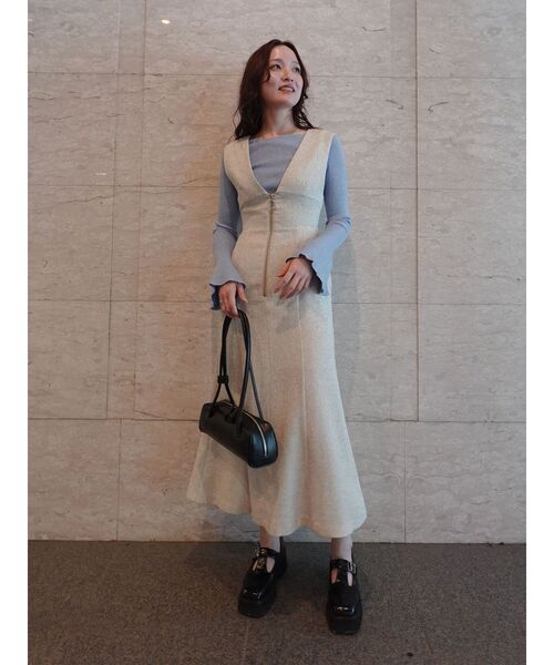 LAGUNAMOON（ラグナムーン）の「アシンメトリードレープフレアスリーブニット（ニット/セーター・レディース・アイボリー/ブラック/ブルー/ブラウン・FREE）」の6枚目の写真