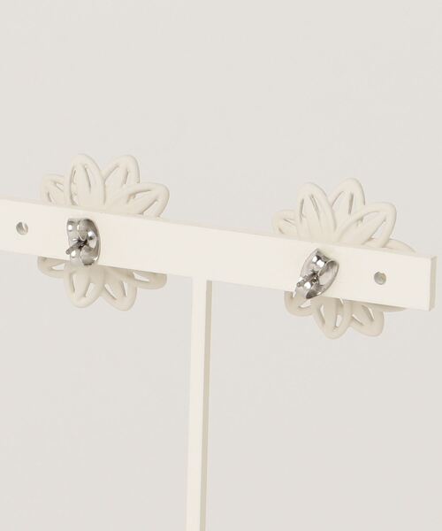 JewCas（ジュアキャス）の「JewCas フラワーリボン＋ガラスストーンFlower Ribbonピアス[JC4904]（ピアス（両耳用）・レディース・ブラック/ホワイト・FREE）」の14枚目の写真