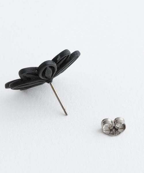 JewCas（ジュアキャス）の「JewCas フラワーリボン＋ガラスストーンFlower Ribbonピアス[JC4904]（ピアス（両耳用）・レディース・ブラック/ホワイト・FREE）」の4枚目の写真