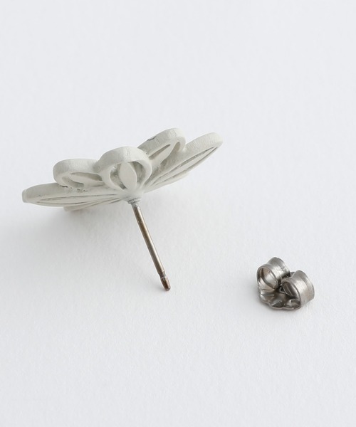 JewCas（ジュアキャス）の「JewCas フラワーリボン＋ガラスストーンFlower Ribbonピアス[JC4904]（ピアス（両耳用）・レディース・ブラック/ホワイト・FREE）」の11枚目の写真