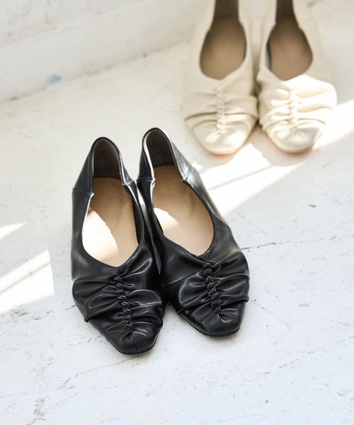 Juze（ジュゼ）の「ギャザーバブーシュパンプス（パンプス・レディース・オフホワイト/ブラック・L/M）」の2枚目の写真