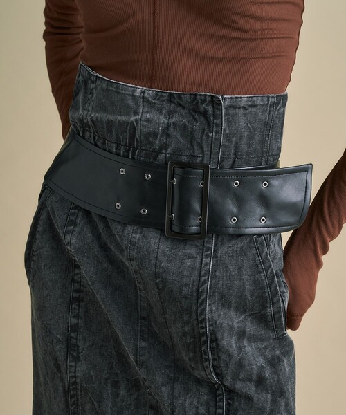 UNITED TOKYO（ユナイテッドトウキョウ）の「2way Waist Belted Denim Skirt｜細見え/秋服（スカート・レディース・ホワイト/ブラック・2/1）」の8枚目の写真