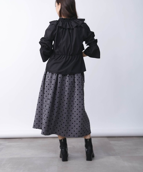 PICCIN PERLA（ピッチンペルラ）の「フリルペプラムブラウス（シャツ/ブラウス・レディース・オフホワイト/ブラック・M）」の4枚目の写真