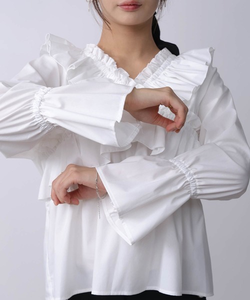 PICCIN PERLA（ピッチンペルラ）の「フリルペプラムブラウス（シャツ/ブラウス・レディース・オフホワイト/ブラック・M）」の8枚目の写真