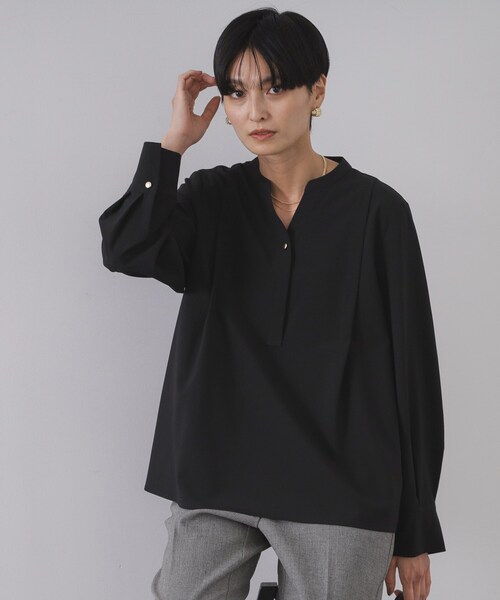 OPAQUE.CLIP（オペークドットクリップ）の「タックスキッパーブラウス【洗濯機OK】（シャツ/ブラウス・レディース・ブラック/ホワイト/キャメル/ボルドー・38/40/42）」の3枚目の写真