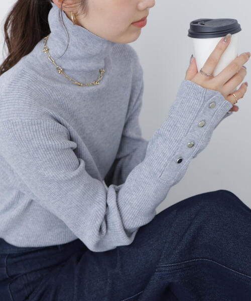 FREE'S MART（フリーズマート）の「◆〈ＭＦＭ〉袖金ボタンリブタートルニット（ニット/セーター・レディース・ホワイト/ピンク/レッド/ブラック/グレー・FREE）」の3枚目の写真