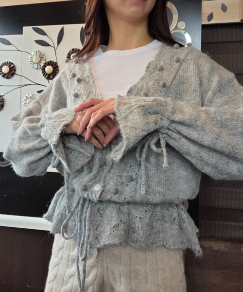 tolene(トレネ)の「レース編みフリル ポンポン シャーリング ニットカーディガン(カーディガン/ボレロ・レディース・グレー/ホワイト・FREE)」の2枚目の写真