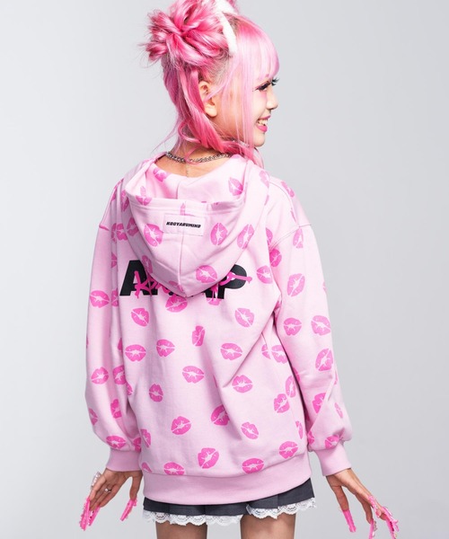 ANAP kids（アナップキッズ）の「KOGYARU×ANAP 2パターン柄 ビックパーカー【親子お揃い】【ジュニアお揃い】（パーカー・キッズ・ブラック/ピンク・110/120/130）」の7枚目の写真