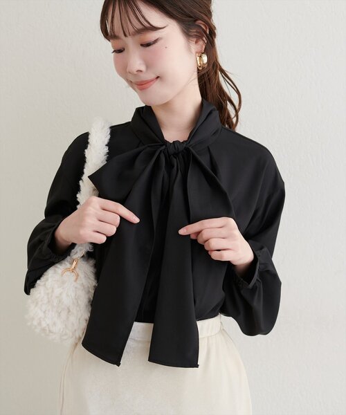 natural couture(ナチュラルクチュール)の「ボウタイリボンブラウス(シャツ/ブラウス・レディース・ブラック/サックスブルー/オフホワイト/ピンク・FREE)」の1枚目の写真