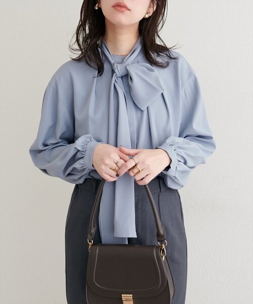 natural couture(ナチュラルクチュール)の「ボウタイリボンブラウス(シャツ/ブラウス・レディース・ブラック/サックスブルー/オフホワイト/ピンク・FREE)」の11枚目の写真