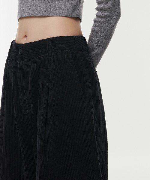 MUSINSA STANDARD WOMAN（ムシンサスタンダードウーマン）の「ウィメンズワンタックワイドコーデュロイパンツ[ブラック]（その他パンツ・レディース・その他・29/28/24/25/26/27/30）」の4枚目の写真
