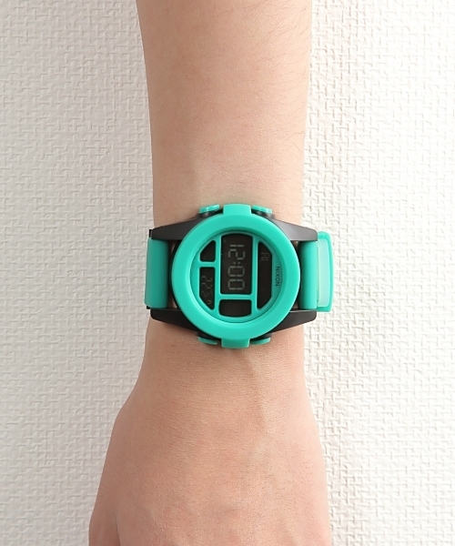 NIXON（ニクソン）の「THE UNIT（アナログ腕時計・メンズ・グリーン系その他/ダークブルー/ブルー系その他/レッド系その他/ブラック系その他/チャコールグレー/ガンメタ/ホワイト/コバルトブルー/ブラックミックス/ブラック×レッド・FREE）」の6枚目の写真