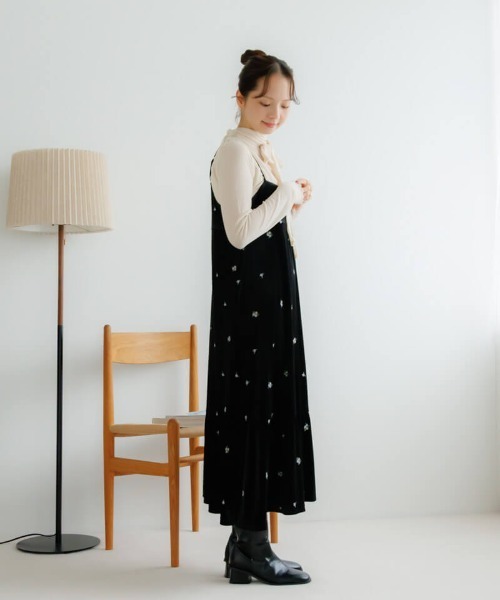 flower（フラワー）の「ベロアエンブロイダリーワンピース（ワンピース・レディース・グレー/ブラック・FREE）」の4枚目の写真