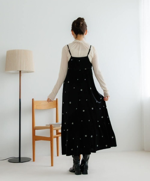 flower（フラワー）の「ベロアエンブロイダリーワンピース（ワンピース・レディース・グレー/ブラック・FREE）」の5枚目の写真