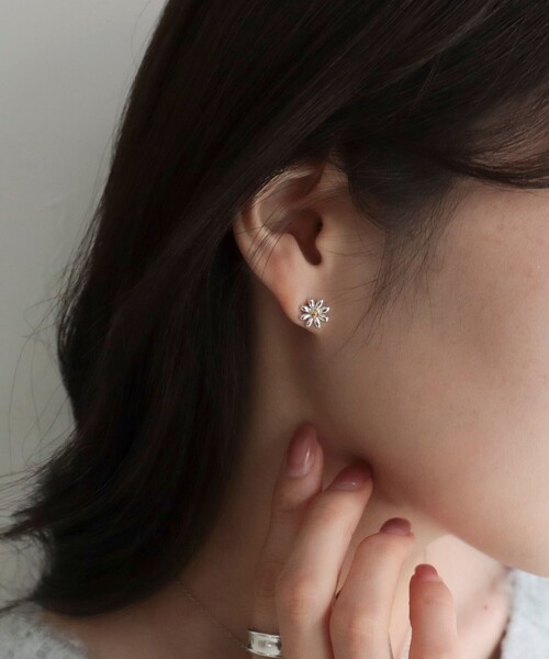 fredy emue（フレディエミュ）の「マーガレットピアス（ピアス（両耳用）・レディース・ゴールド/シルバー・FREE）」の2枚目の写真