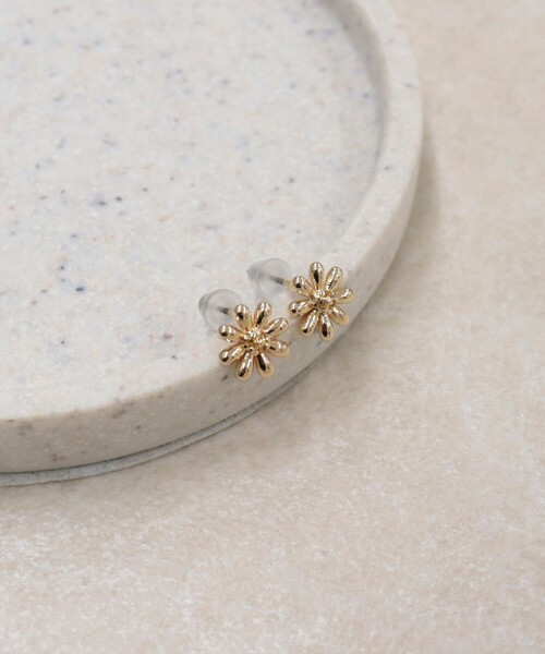 fredy emue（フレディエミュ）の「マーガレットピアス（ピアス（両耳用）・レディース・ゴールド/シルバー・FREE）」の4枚目の写真