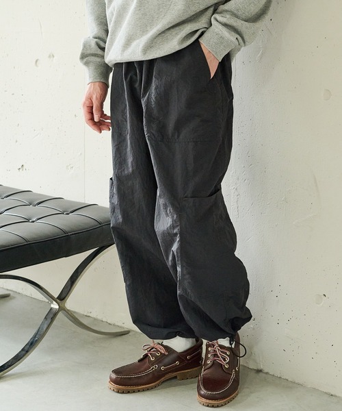 MAISON CLUB(メゾンクラブ)の「【MAISON CLUB】Nylon Ripstop Bigpocket Cargo Pants / ナイロンリップストップビッグポケットカーゴパンツ KKP(カーゴパンツ・メンズ・カーキ/ブラック/ブラウン・L/M)」の2枚目の写真
