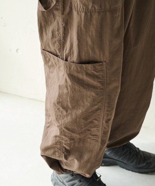 MAISON CLUB(メゾンクラブ)の「【MAISON CLUB】Nylon Ripstop Bigpocket Cargo Pants / ナイロンリップストップビッグポケットカーゴパンツ KKP(カーゴパンツ・メンズ・カーキ/ブラック/ブラウン・L/M)」の6枚目の写真