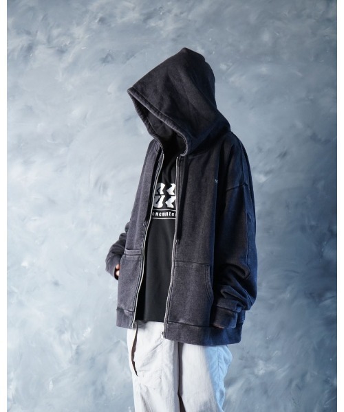 NOIZY(ノイジー)の「Threads Zip-Up Pigment Hoodie / ワンポイント 刺繍 ジップパーカー スウェットパーカー ピグメント フーディー(パーカー・メンズ・ブラック系その他・LARGE/MEDIUM)」の11枚目の写真