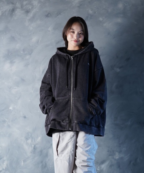 NOIZY(ノイジー)の「Threads Zip-Up Pigment Hoodie / ワンポイント 刺繍 ジップパーカー スウェットパーカー ピグメント フーディー(パーカー・メンズ・ブラック系その他・LARGE/MEDIUM)」の19枚目の写真