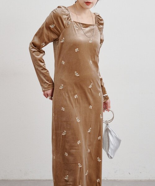 SHENERY(シーナリー)の「ベロア刺繍ワンピース(ワンピース・レディース・ブラック/ベージュ・36/38)」の2枚目の写真