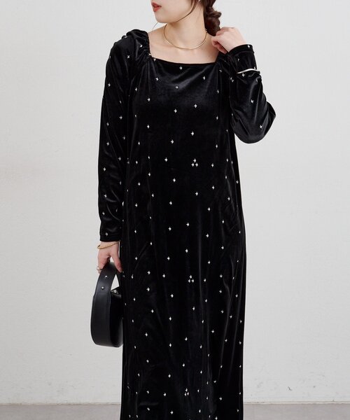 SHENERY(シーナリー)の「ベロア刺繍ワンピース(ワンピース・レディース・ブラック/ベージュ・36/38)」の4枚目の写真