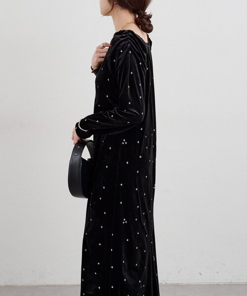 SHENERY(シーナリー)の「ベロア刺繍ワンピース(ワンピース・レディース・ブラック/ベージュ・36/38)」の6枚目の写真