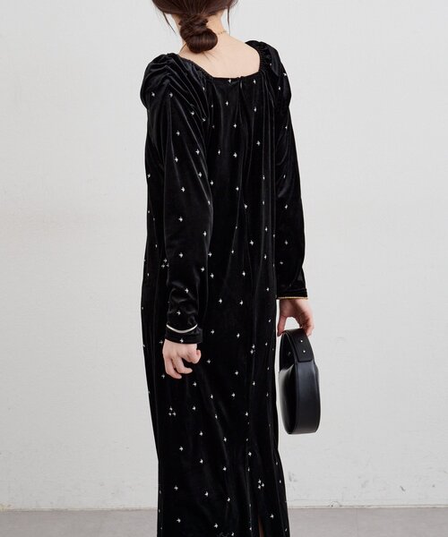 SHENERY(シーナリー)の「ベロア刺繍ワンピース(ワンピース・レディース・ブラック/ベージュ・36/38)」の7枚目の写真