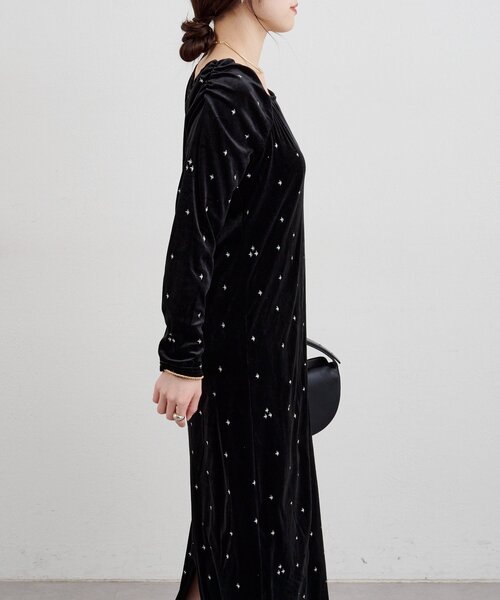 SHENERY(シーナリー)の「ベロア刺繍ワンピース(ワンピース・レディース・ブラック/ベージュ・36/38)」の8枚目の写真