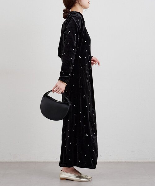 SHENERY(シーナリー)の「ベロア刺繍ワンピース(ワンピース・レディース・ブラック/ベージュ・36/38)」の12枚目の写真