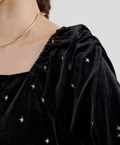 SHENERY(シーナリー)の「ベロア刺繍ワンピース(ワンピース・レディース・ブラック/ベージュ・36/38)」の18枚目の写真