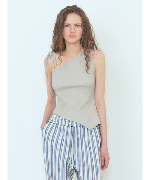 ETMON(エトモン)の「One-Shoulder Strap Top Khaki Grey(Tシャツ/カットソー・レディース・その他・FREE)」の3枚目の写真