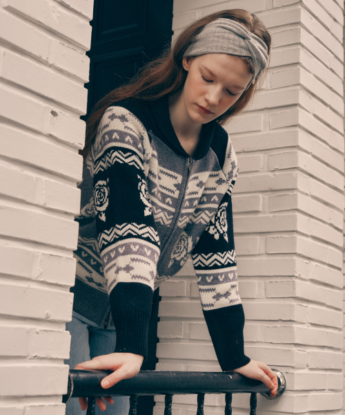 ROLAROLA(ロラロラ)の「VINTAGE FLOWER KNIT ZIP UP GRAY(カーディガン/ボレロ・レディース・グレー・FREE)」の2枚目の写真