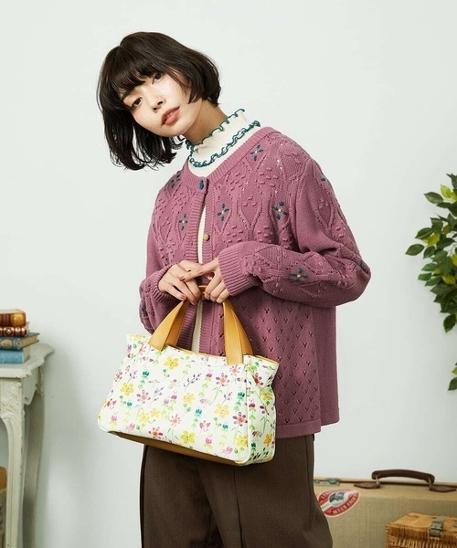 Jocomomola(ホコモモラ)の「【2WAY】フラワープリントトートバッグ(ショルダーバッグ・レディース・ブラック/アイボリー・40)」の3枚目の写真