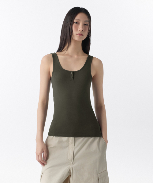 MUSINSA STANDARD WOMAN（ムシンサスタンダードウーマン）の「ウィメンズソフトジャージヘンリータンクトップ[ダークオリーブ]（Tシャツ/カットソー・レディース・その他・SMALL/MEDIUM/LARGE/X-SMALL）」の4枚目の写真