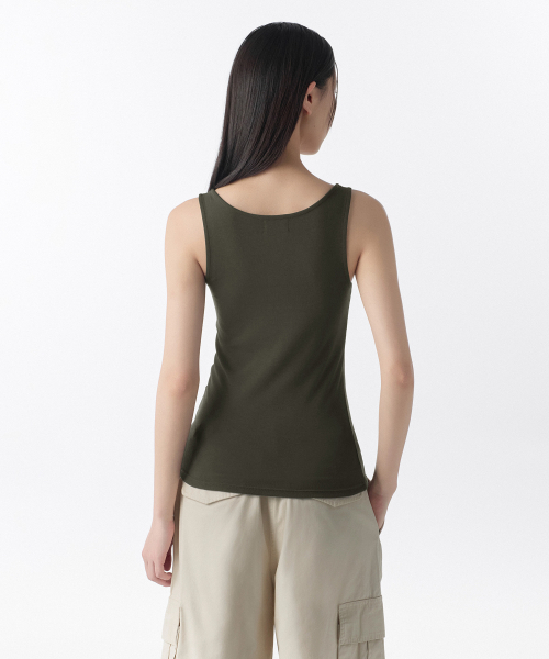 MUSINSA STANDARD WOMAN（ムシンサスタンダードウーマン）の「ウィメンズソフトジャージヘンリータンクトップ[ダークオリーブ]（Tシャツ/カットソー・レディース・その他・SMALL/MEDIUM/LARGE/X-SMALL）」の5枚目の写真