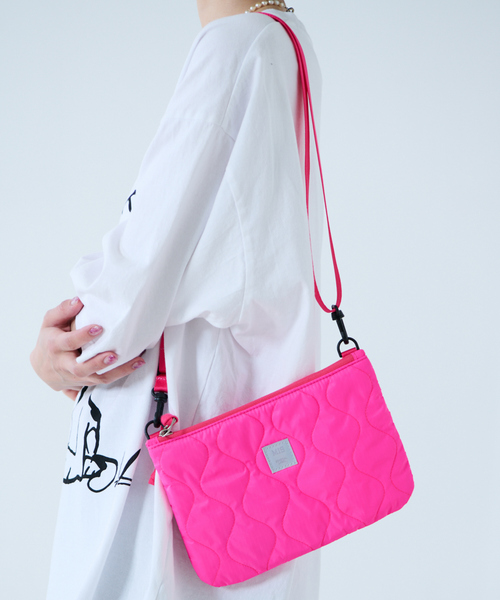 MIS（エムアイエス）の「【MIS/エムアイエス】ミリタリーキルトサコッシュ / 2WAY（ボディバッグ/ウエストポーチ・レディース・ピンク/ベージュ/ブラック/ブルー・フリー）」の4枚目の写真