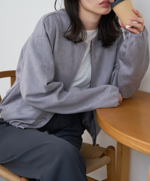 TRIANGLE PALETTE（トライアングルパレット）の「スエードバルーンノーカラーブルゾン（ノーカラージャケット・レディース・グレイッシュベージュ/アイボリー/グレー・FREE）」の2枚目の写真