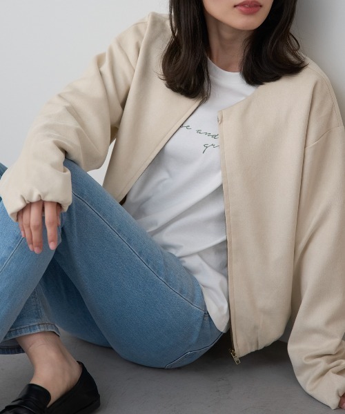 TRIANGLE PALETTE（トライアングルパレット）の「スエードバルーンノーカラーブルゾン（ノーカラージャケット・レディース・グレイッシュベージュ/アイボリー/グレー・FREE）」の4枚目の写真