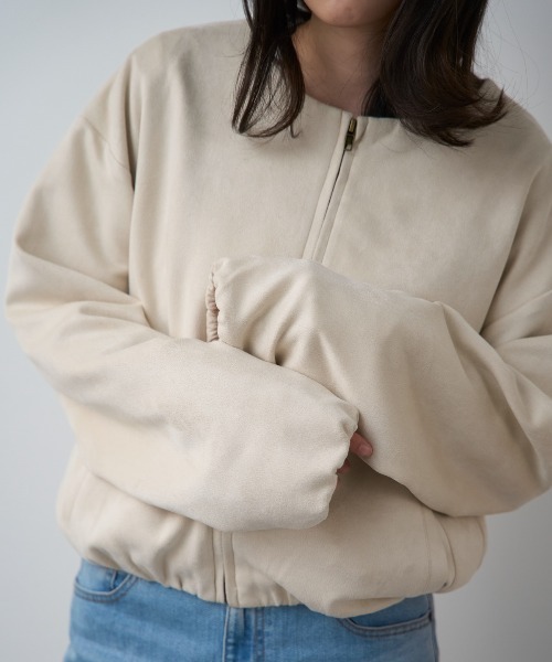 TRIANGLE PALETTE（トライアングルパレット）の「スエードバルーンノーカラーブルゾン（ノーカラージャケット・レディース・グレイッシュベージュ/アイボリー/グレー・FREE）」の11枚目の写真