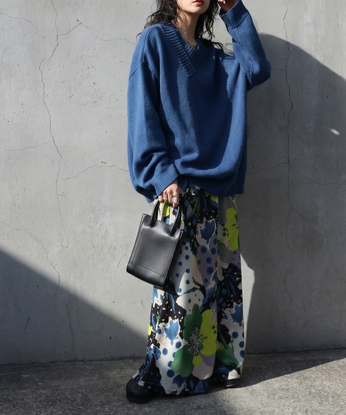 antiqua(アンティカ)の「綿100 Vネック ニット(ニット/セーター・レディース・ベージュ/ブルー/ブラック・ONESIZE)」の15枚目の写真