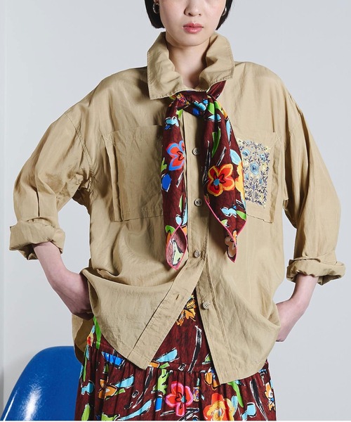 ROSE BUD(ローズバッド)の「(mici)EMBROIDERY BIG POCKET SHIRT(シャツ/ブラウス・レディース・ベージュ/ブルー・ONE SIZE)」の2枚目の写真