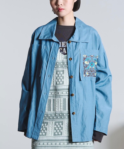 ROSE BUD(ローズバッド)の「(mici)EMBROIDERY BIG POCKET SHIRT(シャツ/ブラウス・レディース・ベージュ/ブルー・ONE SIZE)」の1枚目の写真